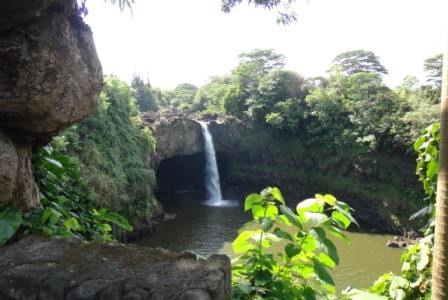 ハワイの聖地：　レインボー・フォールズ