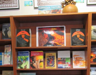 キラウエア国立公園ビジターセンターにて、『ペレ　ハワイの火山の女神』、原書と並べて販売されています！！　＆　今年は開講「ティ栽培講座」☆彡