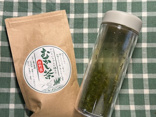 水出し緑茶。ストレーナー付きマイボトルで楽しんでいます！　＆　今日のマナ・カード　２番ポー/アオ　PO/AO☆彡